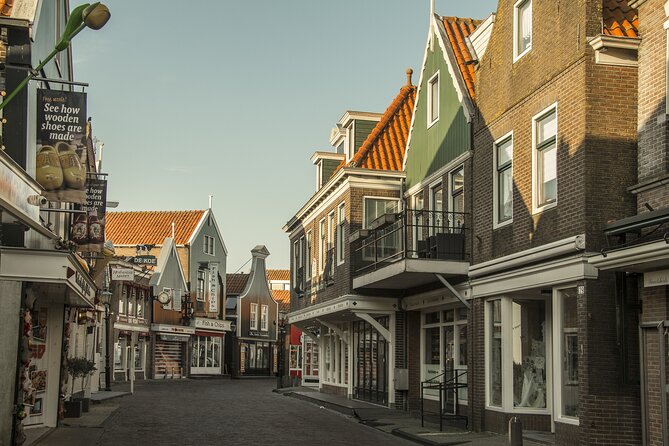 e-Scavenger hunt Volendam: Explore the city at your own pace - De Halve Maen and Marinapark: views that feel like a finale