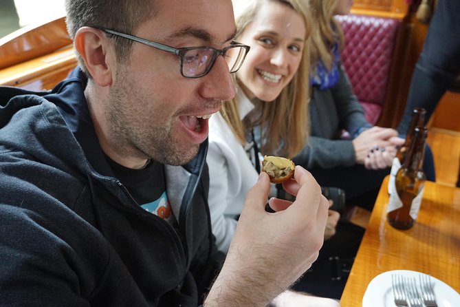 Eating Amsterdam: Food Tour & Canals Cruise - Café De Poort: four organic Goudas that make cheese make sense