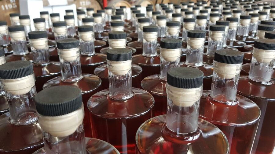 Eindhoven: Bottle Distillery Tour and Tasting Experience - Your first stop: the front desk and how the hour moves