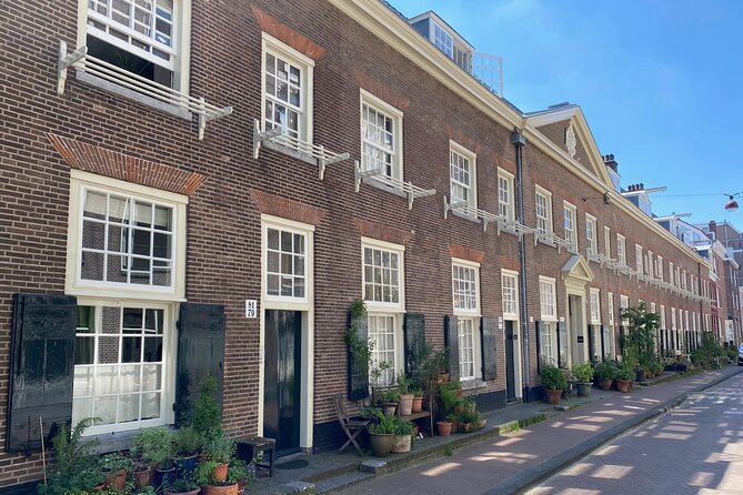 Explore hidden streets with friends - Beursplein to Dam Square: how Amsterdam became a trading powerhouse