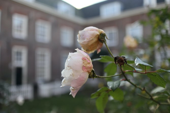 Explore hidden streets with friends - Private Tour - Westerkerk and Rembrandt’s Burial Place