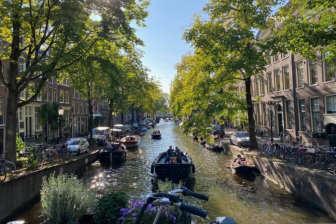 Explore hidden streets with friends - The Nine Streets shopping zone: quieter streets with character