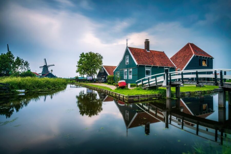 From Amsterdam: 4 Provinces Highlights Van Tour - Elburg’s fortified Hansa town: medieval streets you can feel