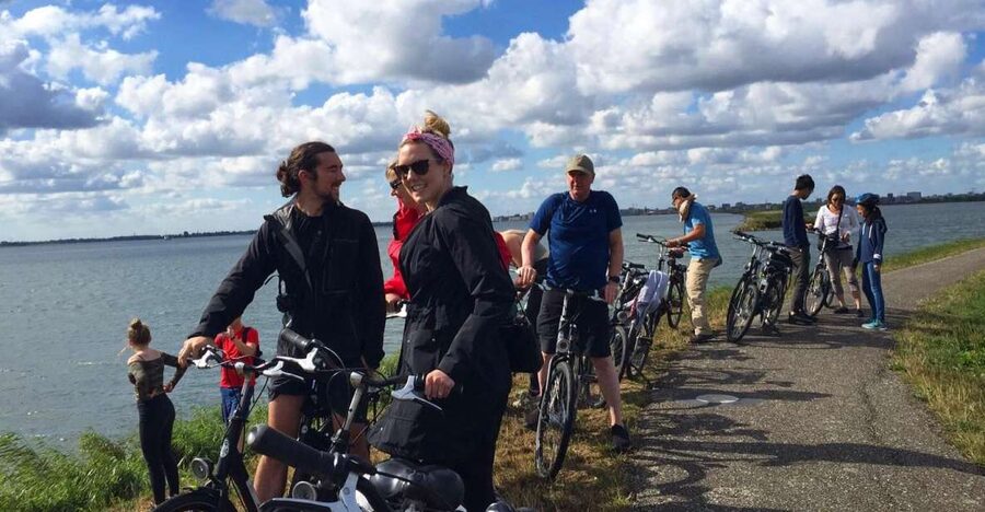 From Amsterdam: Countryside Bike Tour - Holysloot coffee and apple pie, the break that powers the second half