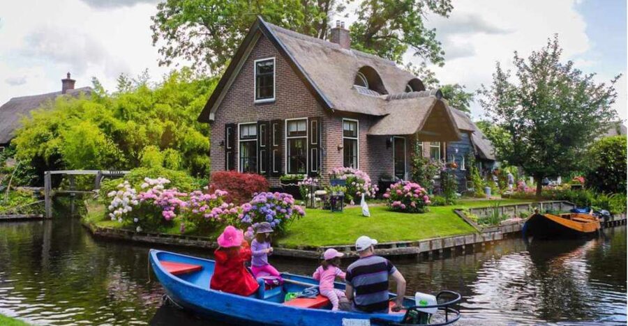 From Amsterdam: Giethoorn Guided Day Trip with Canal Cruise - Giethoorn in one day, without the train headache