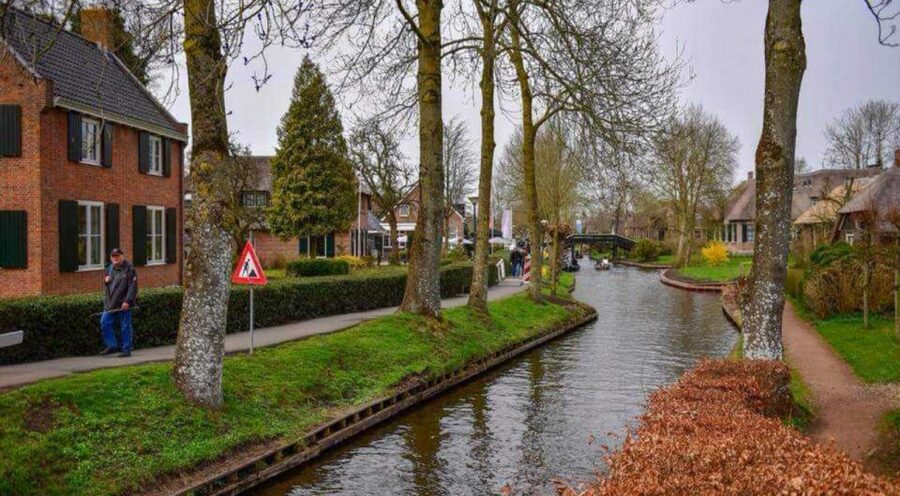 From Amsterdam: Giethoorn Guided Day Trip with Canal Cruise - The coach ride north: stroopwafel, Dutch stories, and sanity
