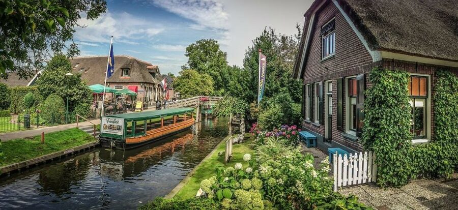 From Amsterdam: Giethoorn Sightseeing Tour and Canal Cruise - The 1-hour canal cruise through the Dutch Venice center
