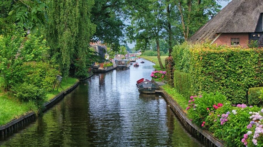 From Amsterdam: Giethoorn Sightseeing Tour and Canal Cruise - Mercedes-to-Giethoorn comfort: what the Amsterdam transfer really buys you