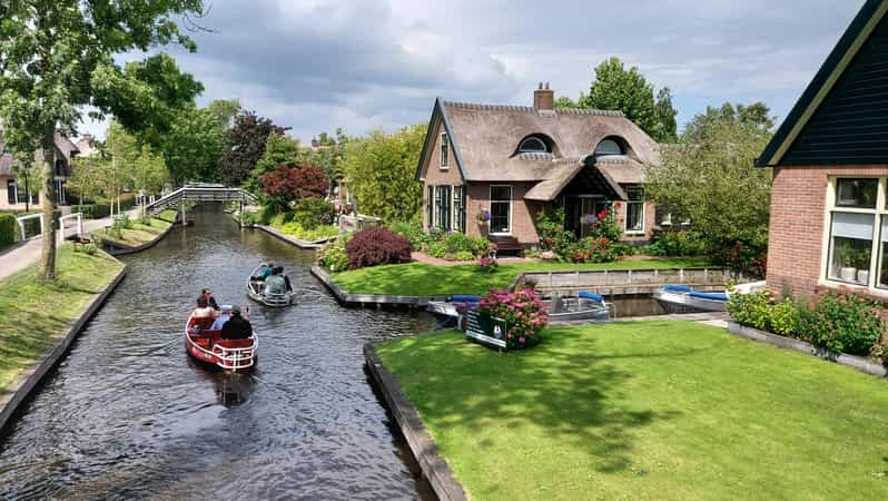 From Amsterdam: Giethoorn Small Group Tour with Boat Ride - Why Giethoorn feels like a different world from Amsterdam