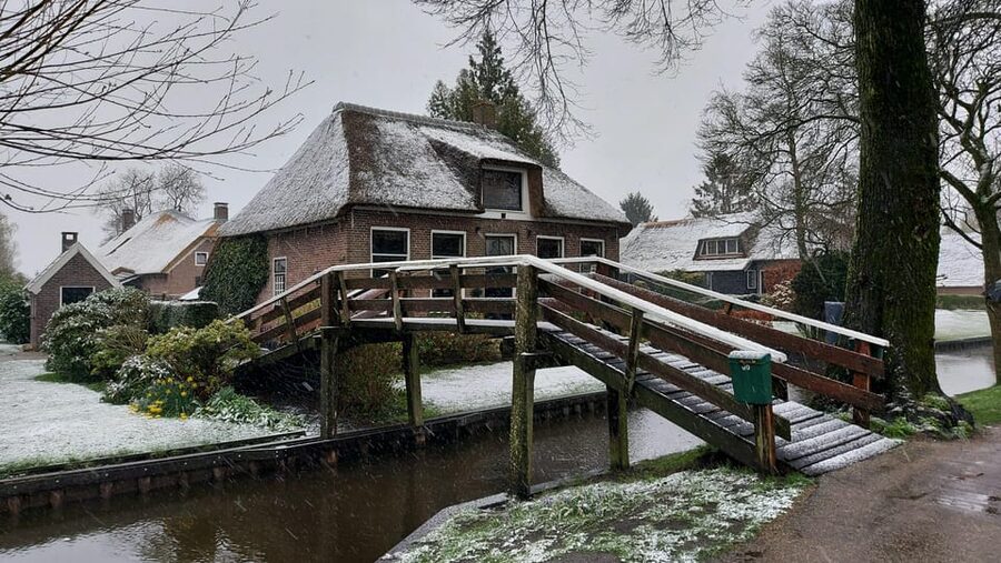 From Amsterdam: Giethoorn Small Group Tour with Boat Ride - Small-group touring: what up to 8 people changes