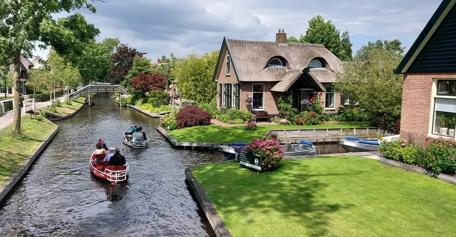 From Amsterdam: Giethoorn Small Group Tour with Boat Ride - Getting there in an air-conditioned Mercedes van