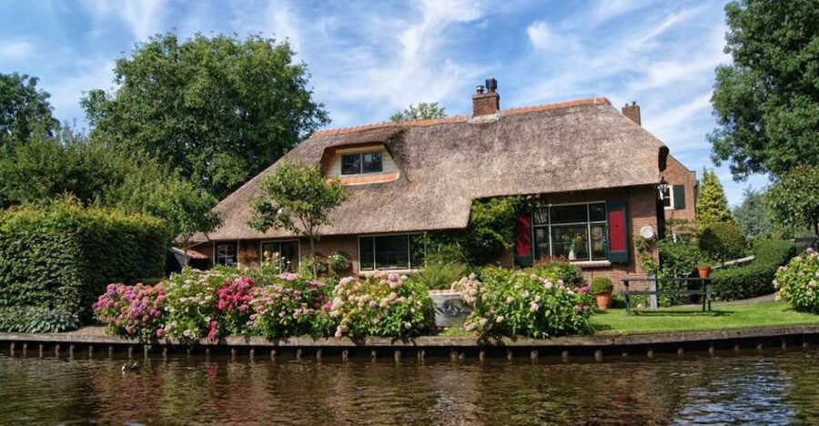 From Amsterdam: Private Tour to Giethoorn with Canal Cruise - Why Giethoorn Feels Like a Real Dutch Daydream
