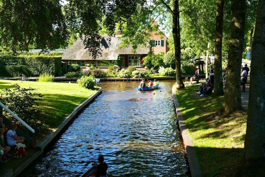 From Amsterdam: Private Tour to Giethoorn with Canal Cruise - Mercedes Pickup from Amsterdam, and Why Comfort Matters
