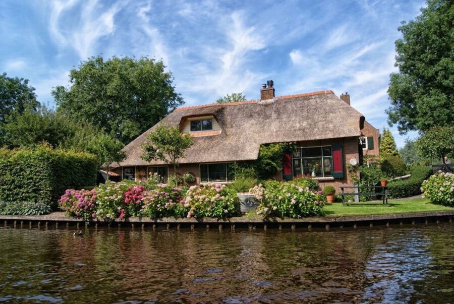 From Amsterdam: Private Tour to Giethoorn with Canal Cruise - Price and Value: Is $341 Per Person Fair?