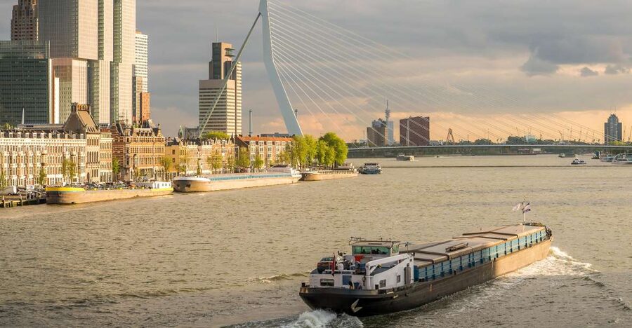 From Amsterdam: Rotterdam and The Hague Tour in Spanish - The Hague’s power core: Binnenhof, Noordeinde Palace, and government buildings