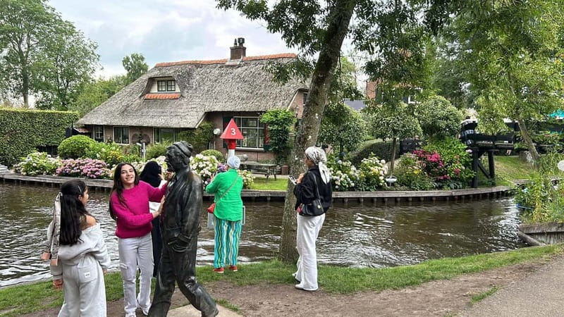 From Amsterdam to Giethoorn Day Trip - Entering Giethoorn: why this “Venice of the North” works