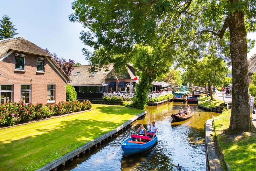 From Amsterdam: Ultimate Giethoorn Experience with Boat Tour - Should You Book This Amsterdam to Giethoorn Tour?