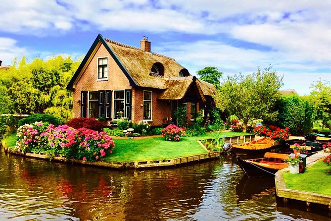 From Amsterdam: Zaanse Schans, Volendam, Giethoorn with Boat Tour - The guide makes the day: what to expect from the experience style
