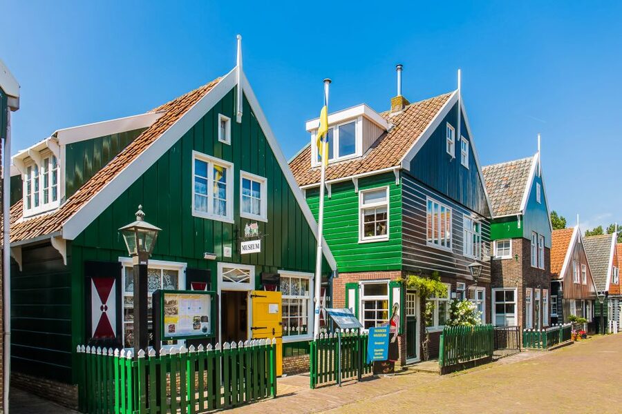 From Amsterdam: Zaanse Schans, Volendam & Marken Day Trip - Lunch in Volendam: let your timing match the harbor mood