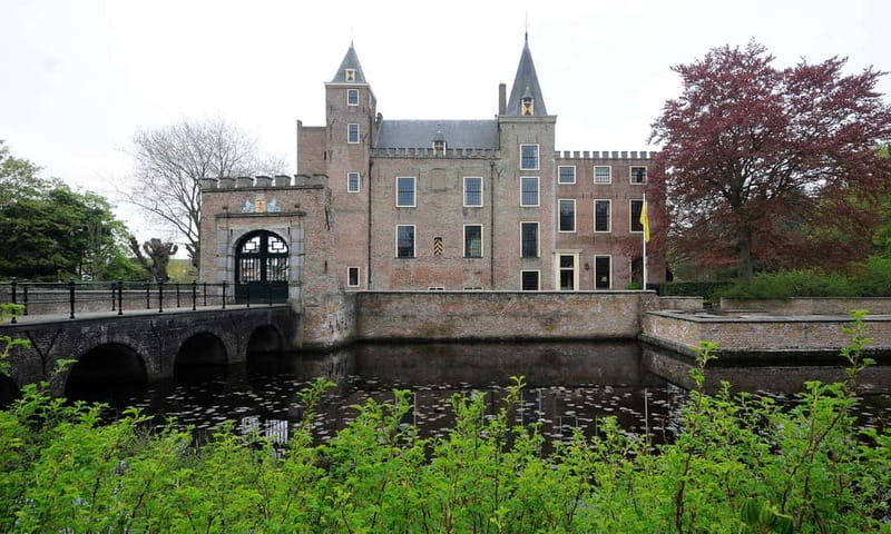 From Haamstede to Burgh: guided Walking Tour - Finding your guide at the fountain in Burgh-Haamstede
