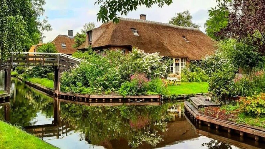 Giethoorn : 1 Hour Canal Cruise in Village With Coffee/Tea - Village Canals and Thatched Houses, Up Close