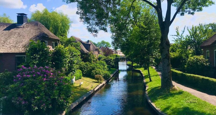 Giethoorn : 1 Hour Canal Cruise in Village With Coffee/Tea - The Captain’s Stories: From Peat Cutting to Today’s Tourism