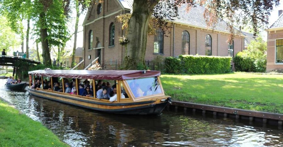 Giethoorn: 1 hour Private Open Bout Tour - Cruising the open lake of Giethoorn for wider, quieter views