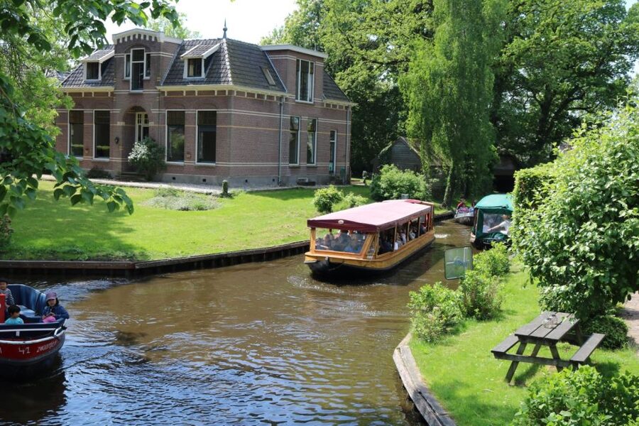 Giethoorn: 1 hour Private Open Bout Tour - What the live guide adds, from village history to real answers