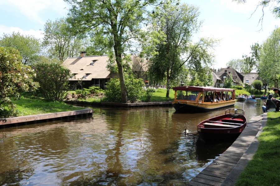 Giethoorn: 1 hour Private Open Bout Tour - Price value for a group up to 5, and how to decide if it fits your budget