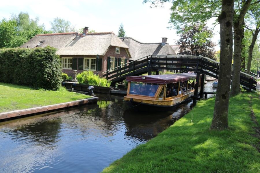 Giethoorn: 1 hour Private Open Bout Tour - Passing thatched farmhouses and wooden bridges in the center