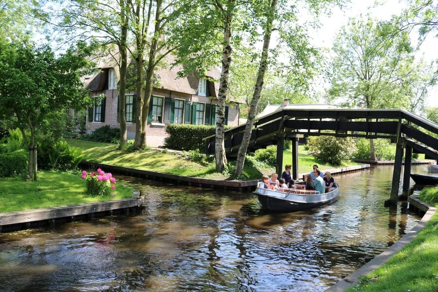 Giethoorn: 2 Hours 7 persons boat steeringwheel + cushions - Key Points Worth Knowing