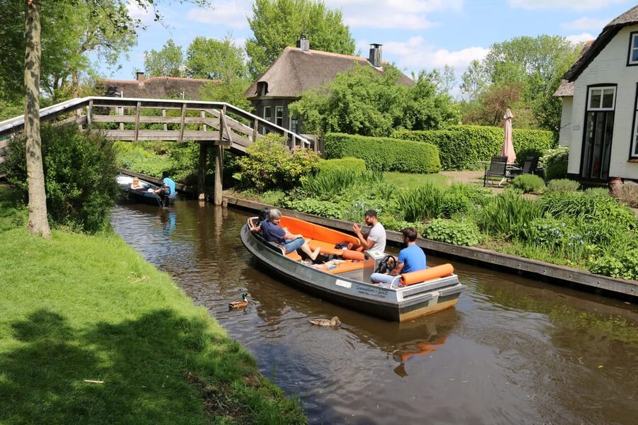 Giethoorn: 2 Hours 7 persons boat steeringwheel + cushions - Head Toward the Lake for Wider Water Views and Nature Time