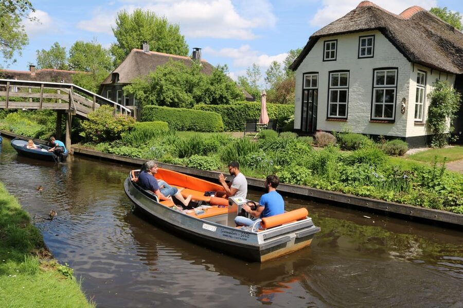 Giethoorn: 2 Hours 7 persons boat steeringwheel + cushions - The Electric Sloop Setup: Comfort, Control, and Who It Fits