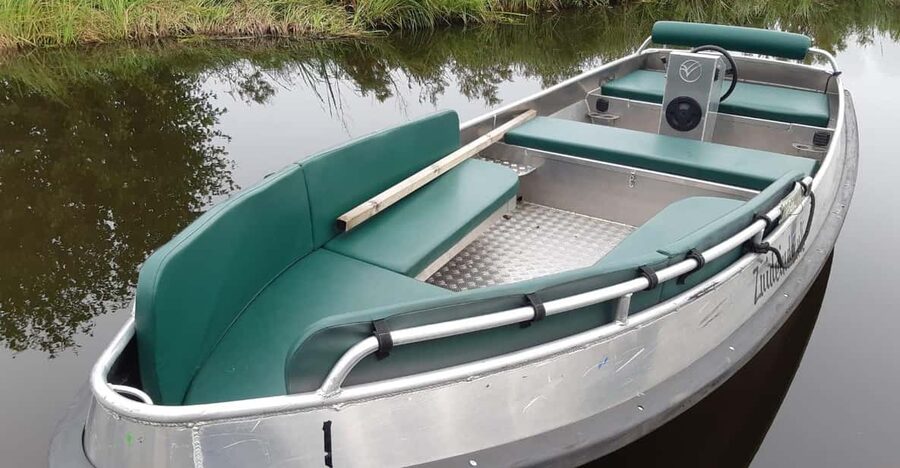 Giethoorn: 2 Hours 8 persons boat steeringwheel + cushions - Steering your own electric sloop in Giethoorn