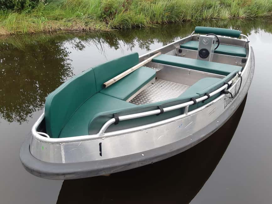 Giethoorn: 2 Hours 8 persons boat steeringwheel + cushions - Practical tips to make the 2 hours feel worth it