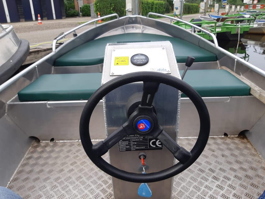 Giethoorn: 2 Hours 8 persons boat steeringwheel + cushions - Your 2 hours on the water, from Maaiensteeg to the centre