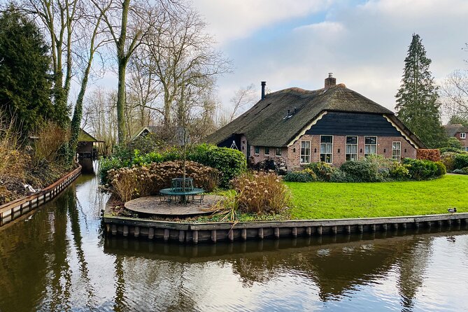 Giethoorn, Afsluitdijk, Zaanse Schans Day Tour Incl Hotel Pick Up - Giethoorn: Little Venice vibes, with room to breathe