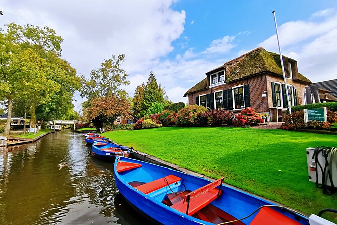 Giethoorn, Afsluitdijk, Zaanse Schans Day Tour Incl Hotel Pick Up - Zaanse Schans: cheese tasting, clogs, and diamonds without the scramble
