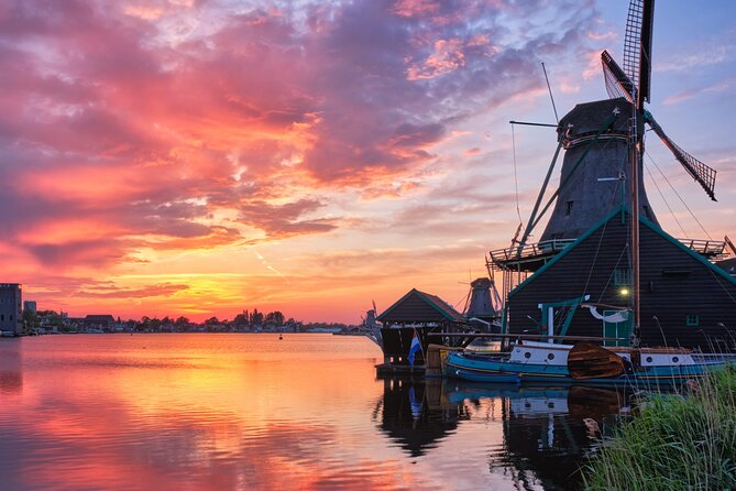 Giethoorn and Zaanse Schans Tour With Local Guide - Giethoorn by boat: canals, thatched cottages, and time to roam