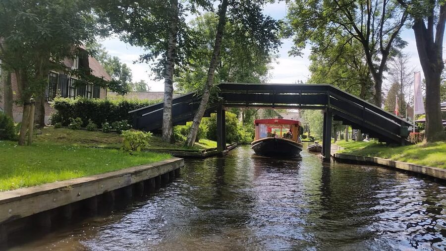 Giethoorn: Canal cruise Giethoorn village and lake - Key things to know before you go