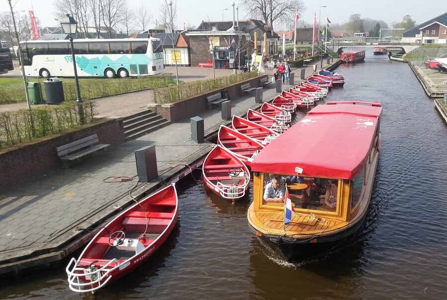 Giethoorn: Canal cruise Giethoorn village and lake - Who this canal cruise is best for