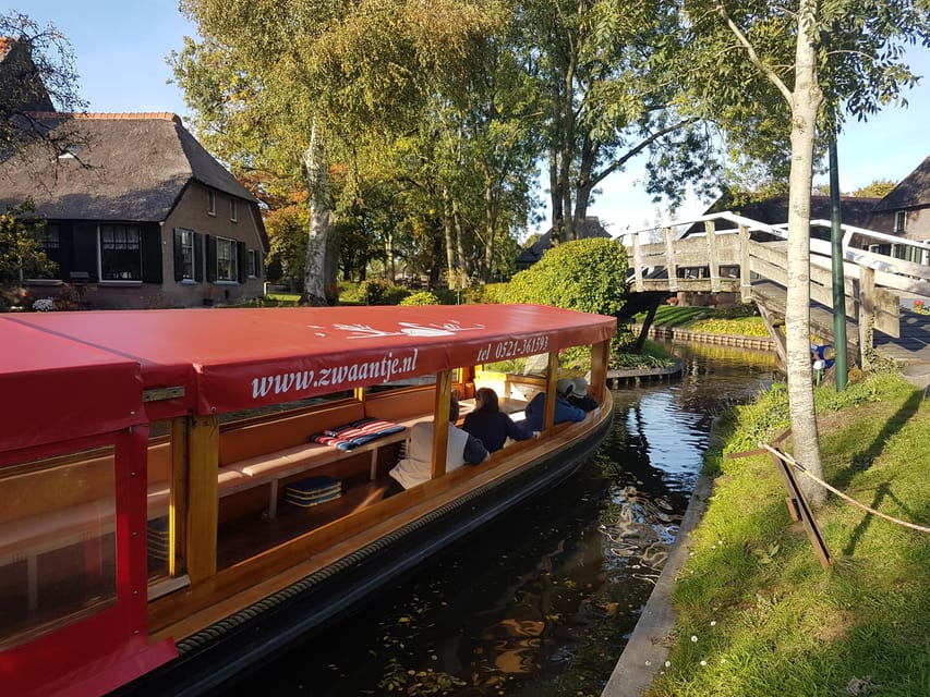 Giethoorn: Canal cruise Giethoorn village and lake - Live guide versus audio guide: pick the best way to follow along