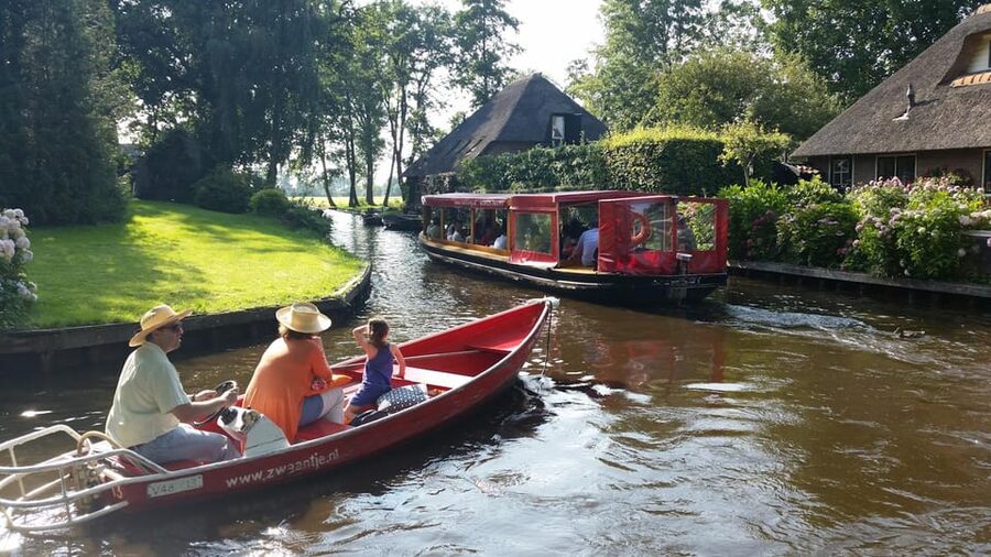 Giethoorn: Canal cruise Giethoorn village and lake - Price and value: is $12 for an hour enough?