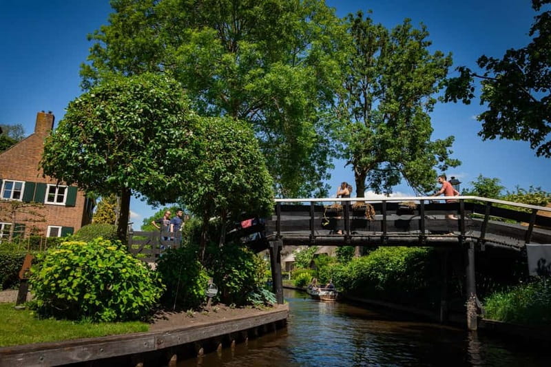 Giethoorn: Canal Cruise & lake Tour & Sightseeing Village - On board: what the heated boat feels like in real life