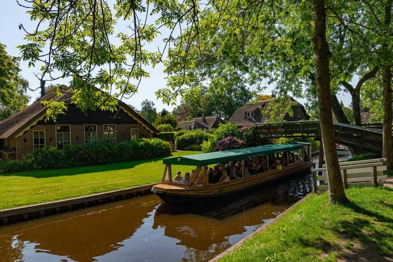 Giethoorn: Canal Cruise & lake Tour & Sightseeing Village - Your captain speaks three languages, but check your expectations
