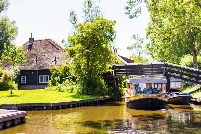 Giethoorn Day Trip from Amsterdam with Boat Trip - Arriving in Giethoorn: Car-Free Village Time Feels Fast