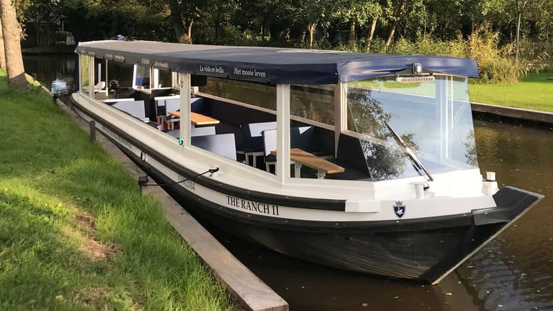 Giethoorn: Luxury Private Closed Boat Tour with captain - Key highlights to know before you go