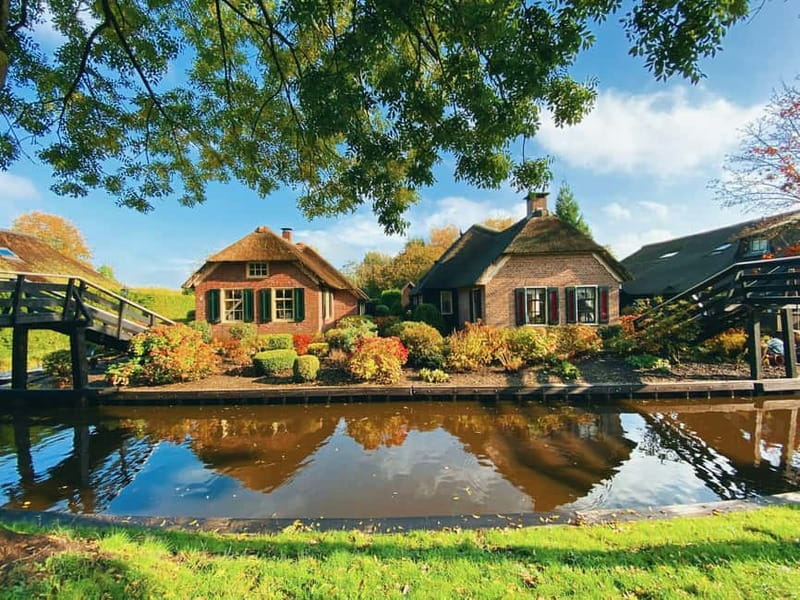 Giethoorn: Luxury Private Closed Boat Tour with captain - Getting to Zuiderpad 14A: simple, near transit, easy to park
