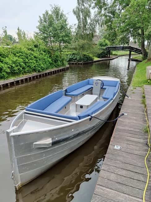 Giethoorn : Luxury Private open boat tour with local captain - Entering Giethoorn from Zuiderpad 14A, where the tour starts easy