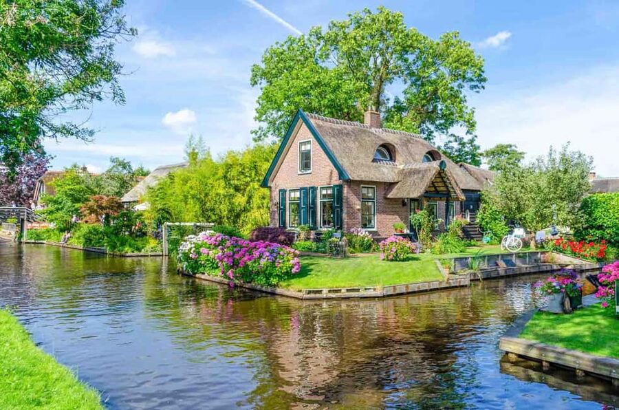 Giethoorn : Luxury Private open boat tour with local captain - The 1-hour canal cruise: bridges, waterways, and thatched roofs